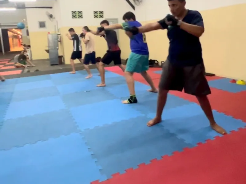 Turma de boxe treinando no tatame da Boxe Elite