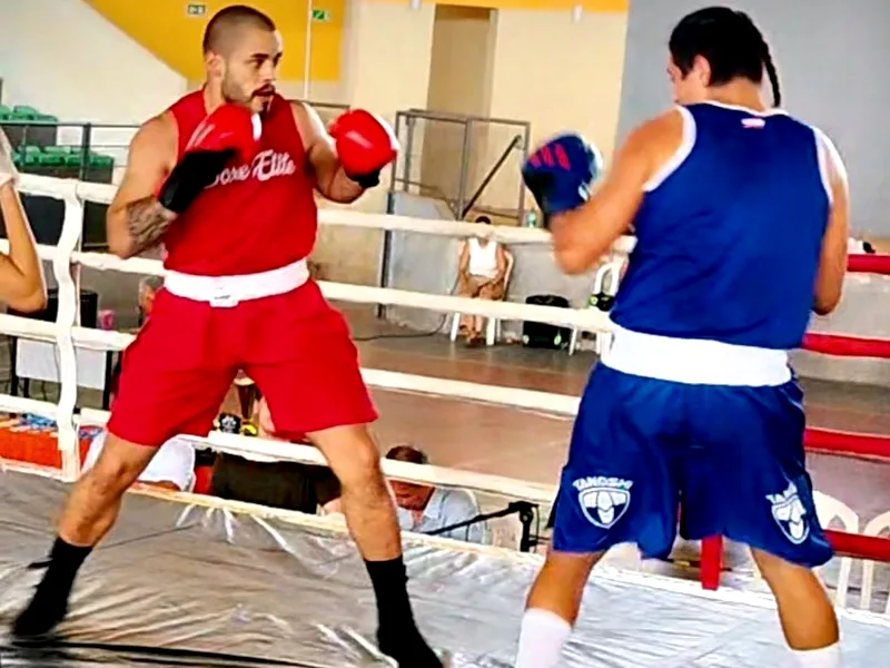 Atleta da Boxe Elite lutando no ringue