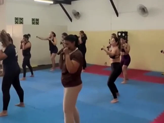 Turma feminina treinando guarda e golpes no tatame