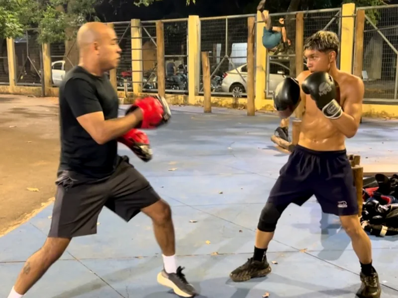 Paulo Lima segurando manoplas em treino individual