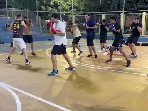Treino coletivo na quadra à noite